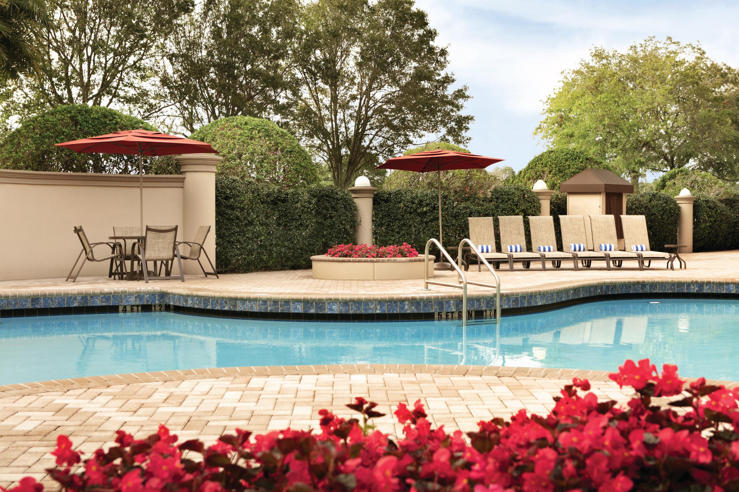 Buena Vista Suites Orlando Lake Buena Vista Kültér fotó A hotel pool with a red umbrella